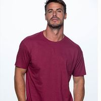 Junger Mann mit violettem T-Shirt zum besticken und bedrucken geeignet bei design M.W
