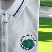 Mit Logo besticktes Poloshirt f&uuml;r den Golfclub Klessheim in Salzburg - Detailansicht