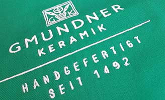 Bestickte Latzschürzen für Gmundner Keramik Bestickte Latzschürzen für Gmundner Keramik