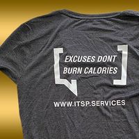 Bedrucktes Laufshirt mit Spruch Excuses don&rsquo;t burn calories von design M.W