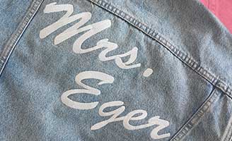 Individuell bestickte Jeansjacke für eine zukünftige Braut