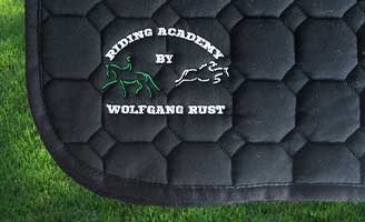 Bestickte Pferdedecken für Wolfgang Rust Riding Academy