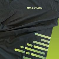 Modern bedrucktes schwarzes T-Shirt f&uuml;r die Firma Schloyer von design M.W Maschinenstickerei