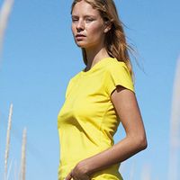 Jugendliche Frau mit gelben Frauen T-Shirt zum besticken und bedrucken geeignet bei design M.W