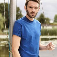 Junger Mann mit blauem T-Shirt zum besticken und bedrucken geeignet bei design M.W